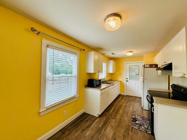 Building Photo - PARK AVENUE - 4 BEDROOM - AVAILABLE APRIL 2026 - Students Welcome!