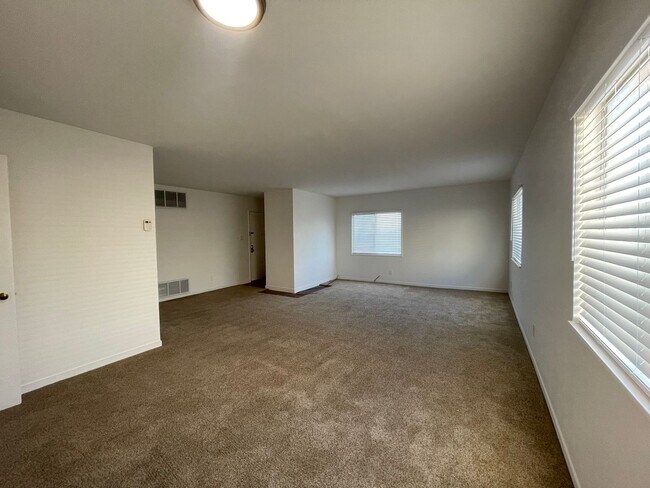 Foto del edificio - SPACIOUS AND BEAUTIFUL 2BD/1BA AVAILABLE F...