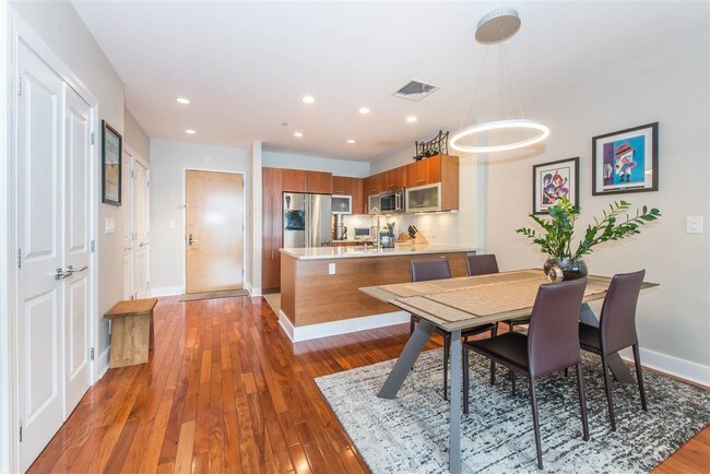 Foto del edificio - 8125 River Rd