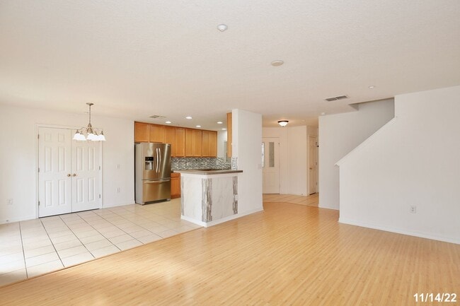 Building Photo - Beautiful 3/2.5 Spacious Townhome with a 2...