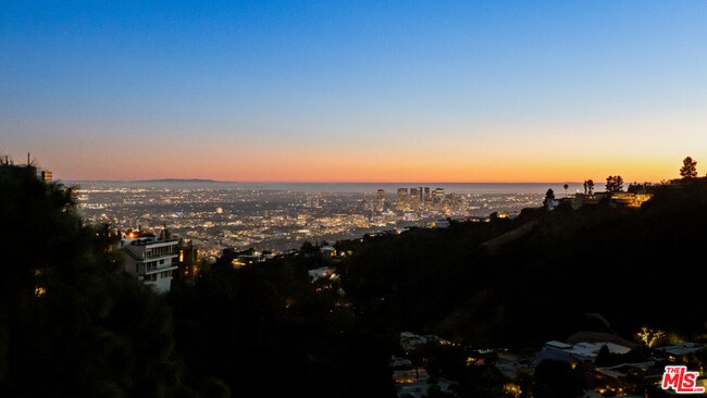 Foto del edificio - 2001 Sunset Plaza Dr