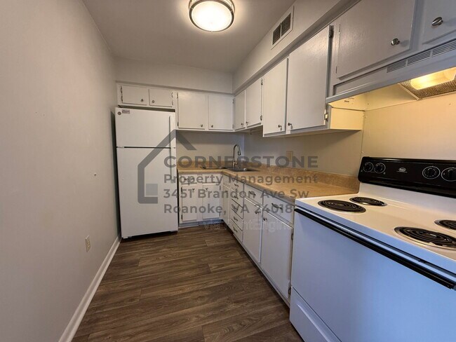 Building Photo - 6502 Carefree Ln