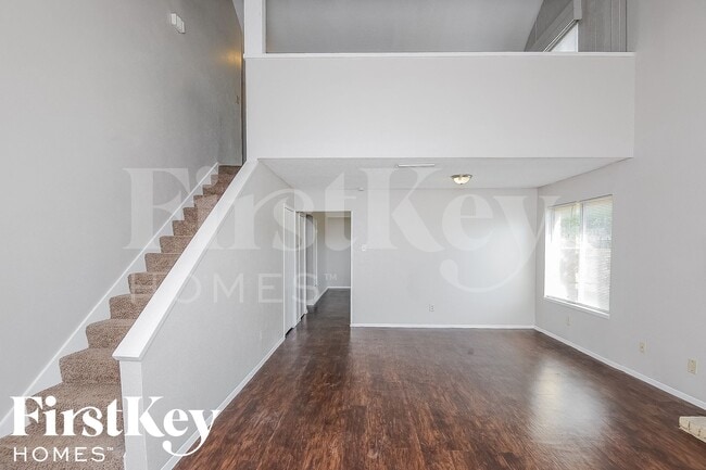 Building Photo - 2113 Deerfield Dr