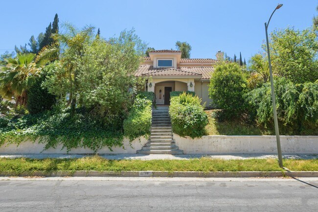 Foto del edificio - Elegant 5-Bedroom Estate with Pool in Prime Woodland Hills
