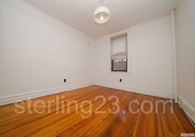 Building Photo - 2559 Steinway St