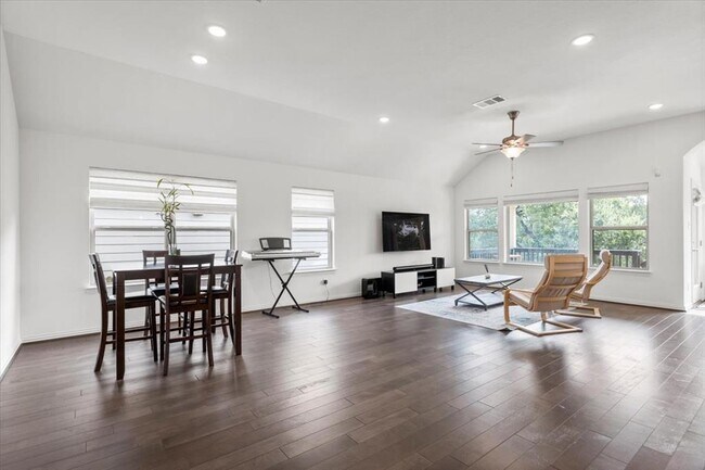 Building Photo - 404 Red Matador Ln