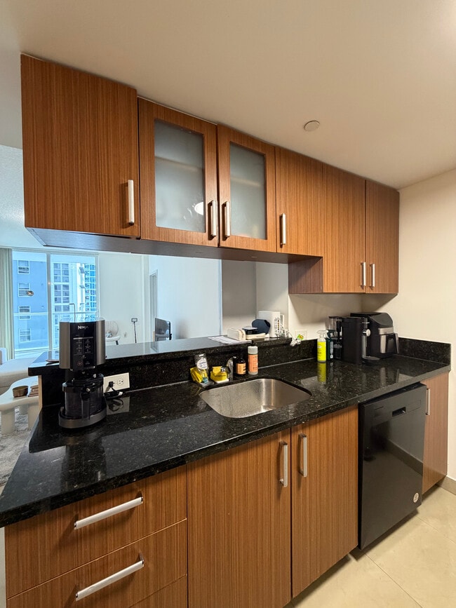 Foto del edificio - 615 NE 25th St