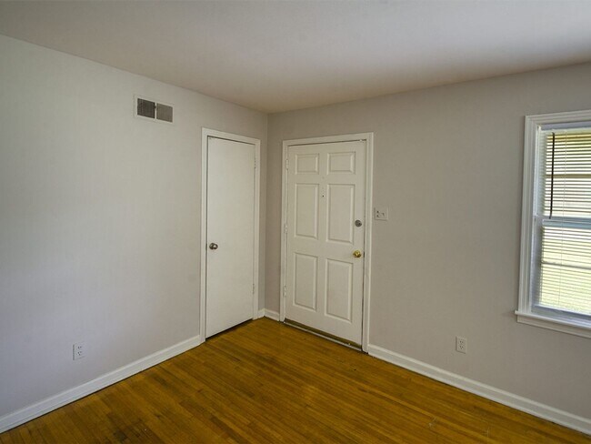 Foto del edificio - UPDATED  3 bed, 1.5 bath with STAINLESS STEEL appliances.