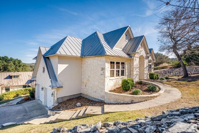 Foto del edificio - GORGEOUS TEXAS HILL COUNTRY HOME IN TAPATIO SPRINGS