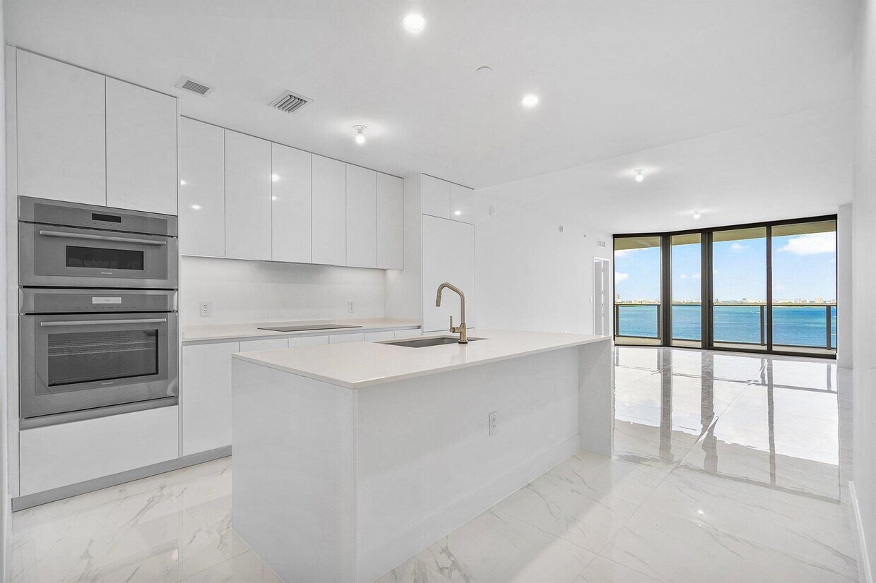 Foto principal - 700 NE 24th St