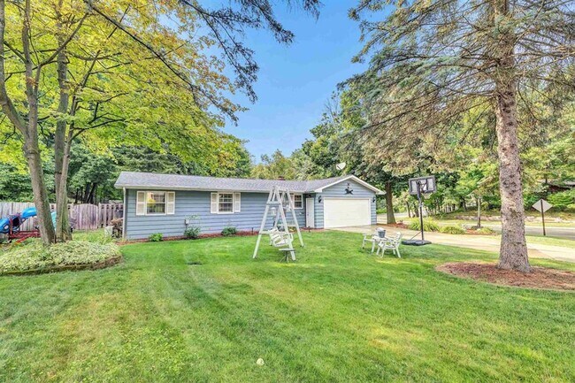 Building Photo - 2 Bed 2.5 Bath Duplex
