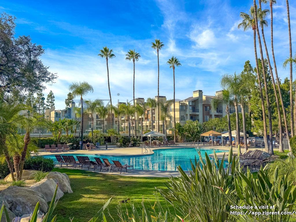 Primary Photo - 5500 Owensmouth Ave