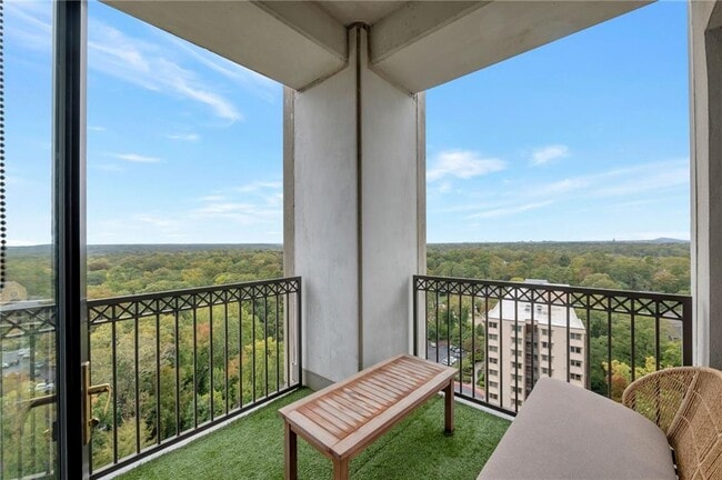 Foto del edificio - 2828 Peachtree Rd NW