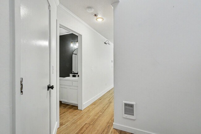 Foto del edificio - 5260-5262 Springcrest Drive