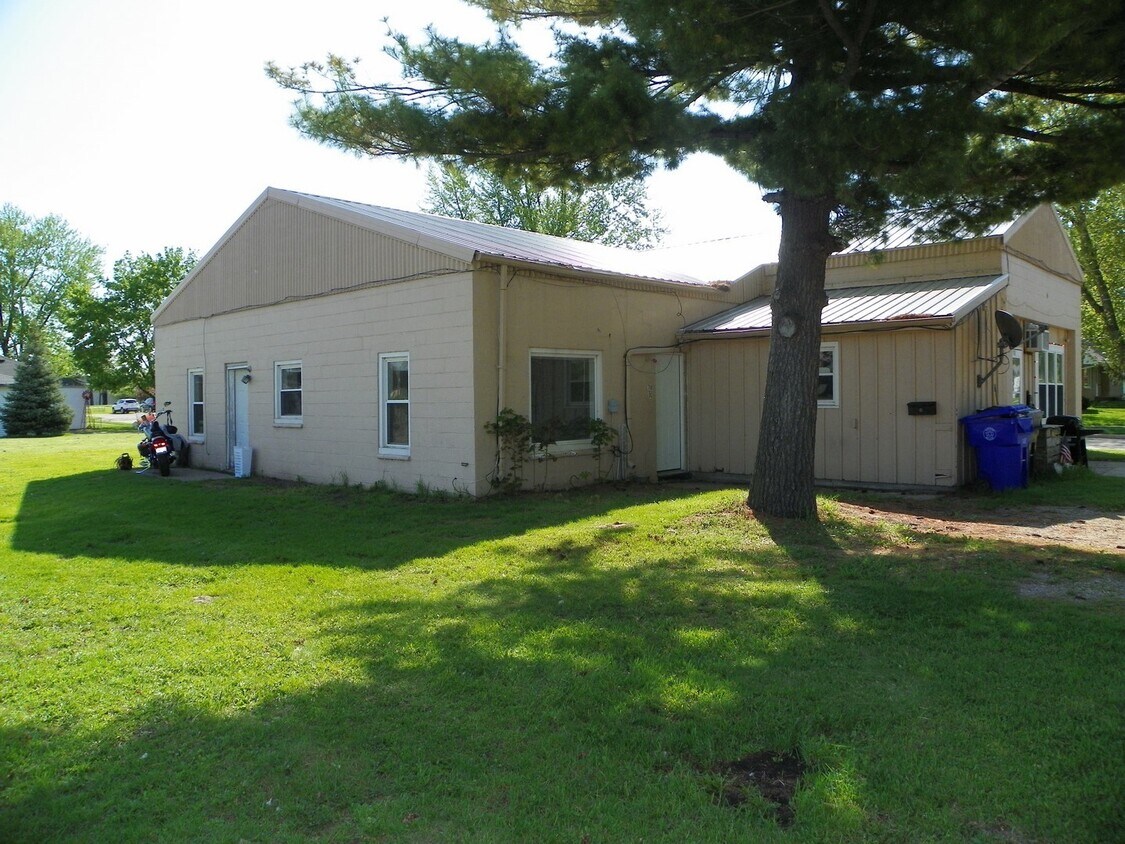 700 W Division St Unit 1/2, Kaukauna, WI 54130 Room for Rent in Kaukauna, WI