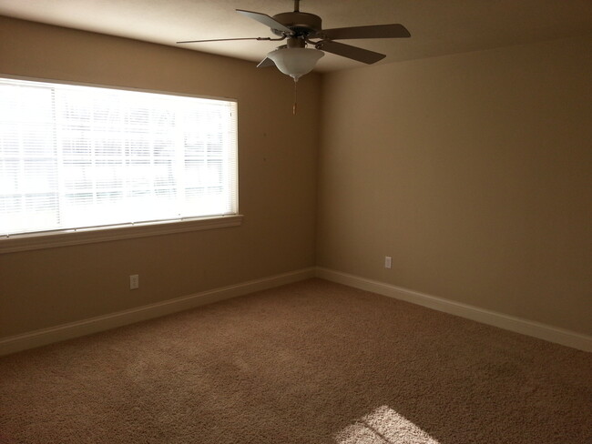 Building Photo - AVAILABLE FALL 2024!!  1 bedroom, 1 bath L...