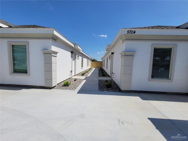 Building Photo - 5800 Sandpiper Ave