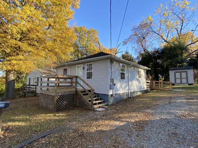 Building Photo - 2 Bedroom / 1 Bath