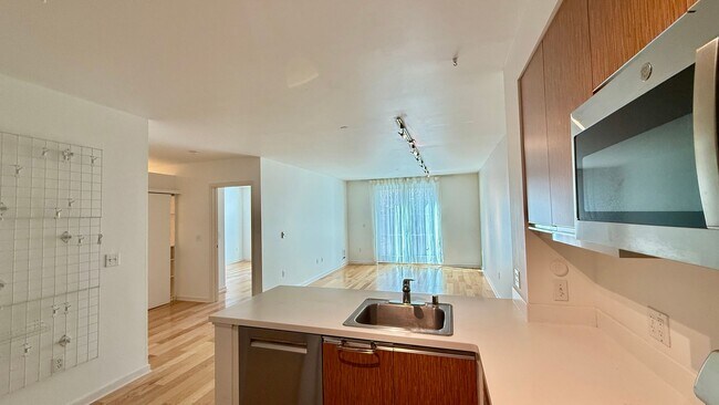 Foto del edificio - 1BR + Den / 1BA with Private Patio + Parking!