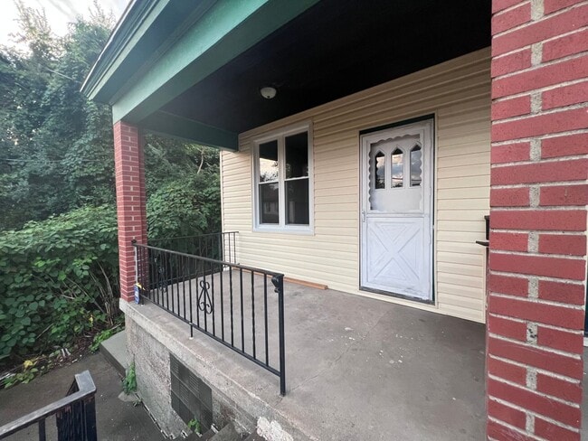 Building Photo - Updated 2BR Townhouse now showing!