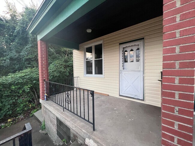 Foto del edificio - Updated 2BR Townhouse now showing!