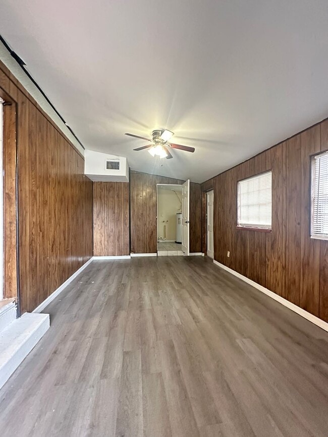 Building Photo - 3408 E Lambright St