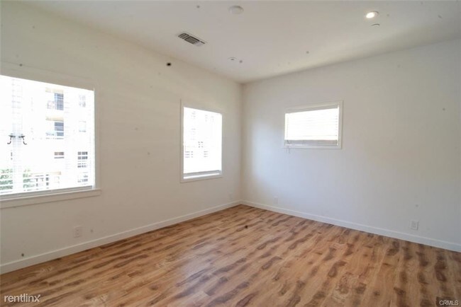 Building Photo - 629 1/2 S Ridgeley Dr