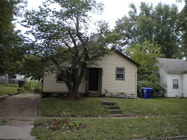 Building Photo - Cute and pet friendly for $695!