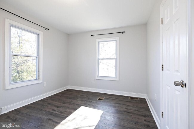 Building Photo - 215 Conard Ave
