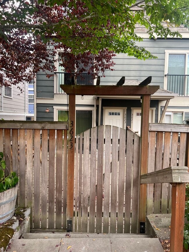 Building Photo - Available 1/0! Cozy townhouse in the Mt Baker neighborhood.