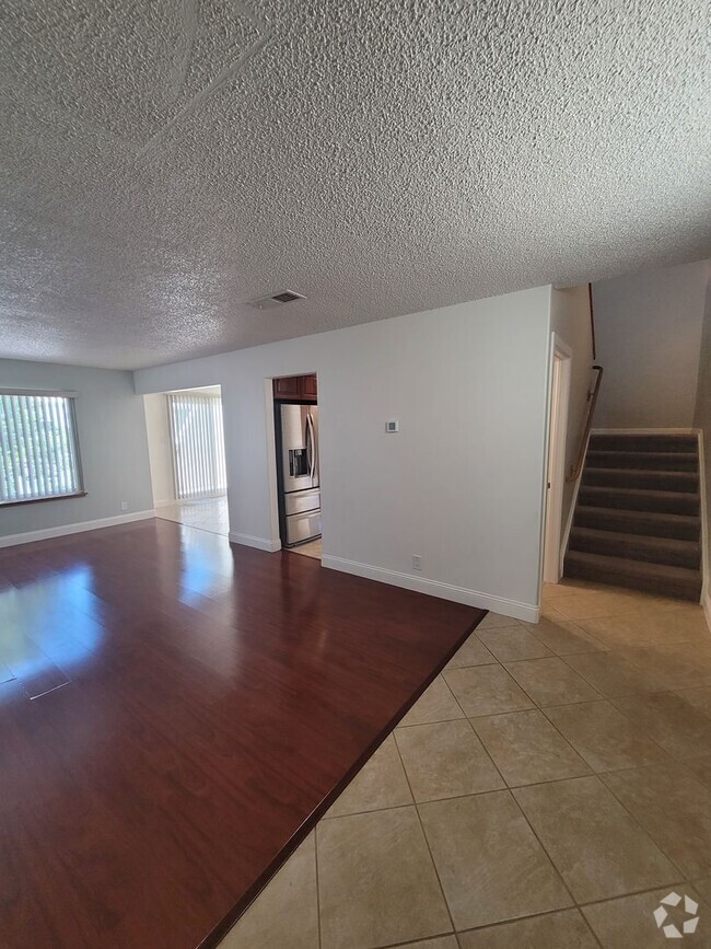 Building Photo - 2400 Laguna Cir
