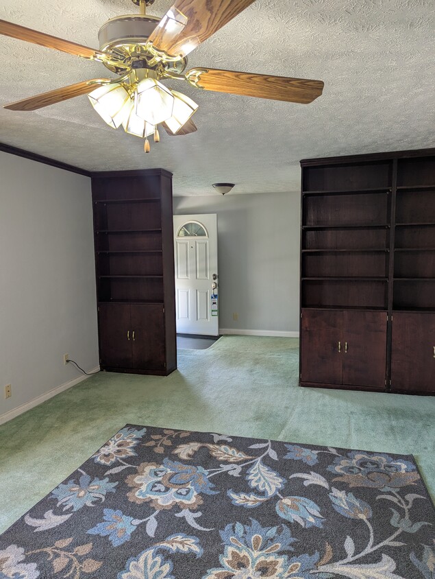Primary Photo - 3232 Revlon Dr