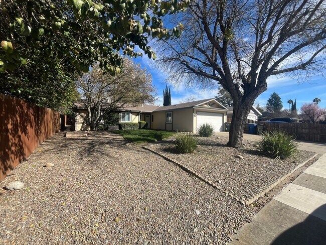 Building Photo - Cozy 4bed 2bath available in Natomas Sacra...