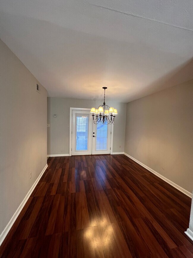 Foto del edificio - River Oaks Townhouse-Christmas Special!!