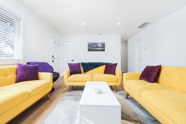 Building Photo - 8744 Montery Ct