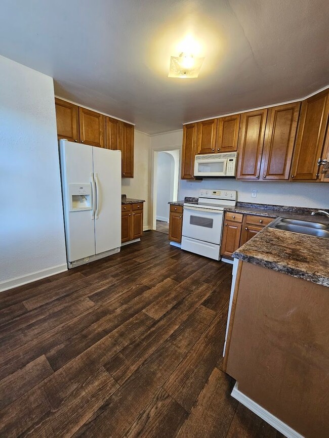 Building Photo - Adorable Three Bedroom One Bath House In T...