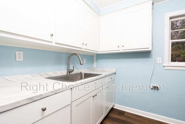 Foto del edificio - 5847 Forrest Rd