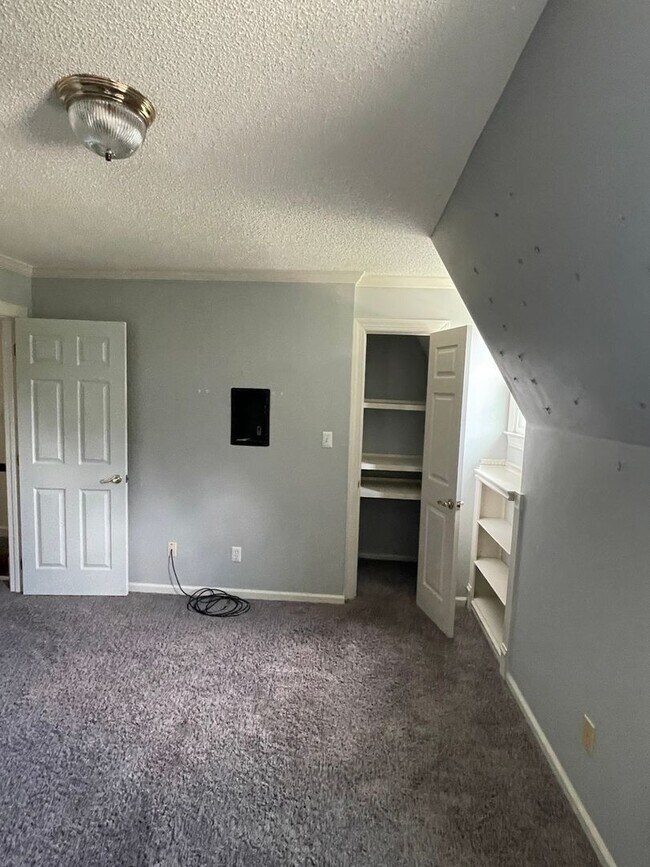 Building Photo - 5 Bedroom Single Family Home in Valdosta