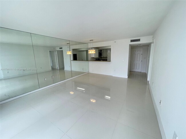Building Photo - 540 Brickell Key Dr