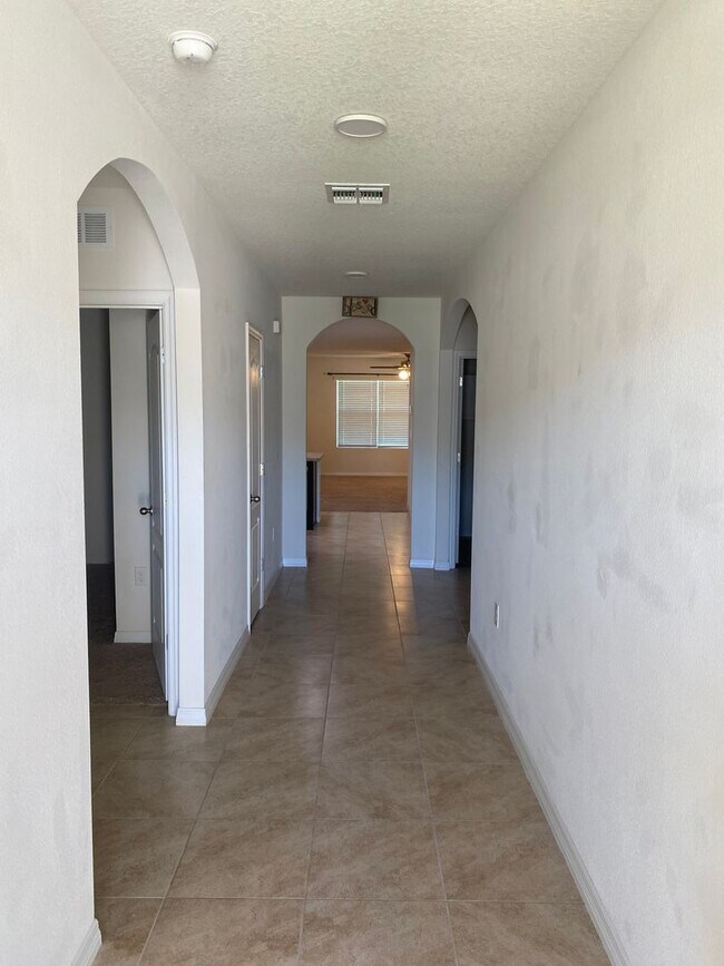 Building Photo - Beautiful 4/2 Home In Leesburg