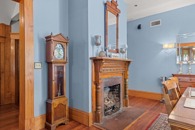 Building Photo - 221 SE 7th St