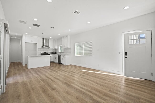 Foto del edificio - Showing Times: Every Tuesdays & Every Thursdays 4:00PM - 5:00PM