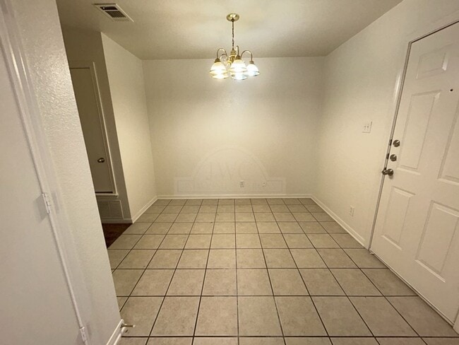 Building Photo - 1303 Cinch Dr