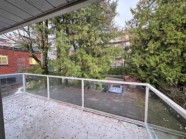 Photo du bâtiment - 1318 Ross Rd