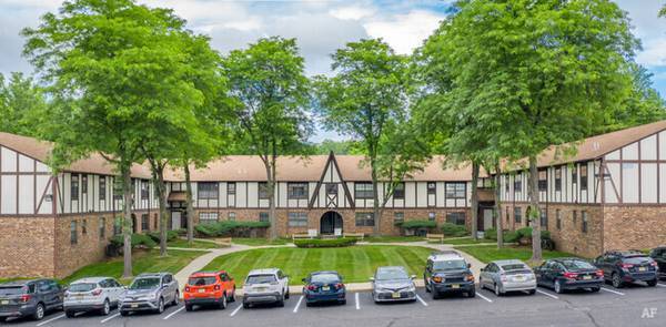 Foto principal - 63 Pike Dr