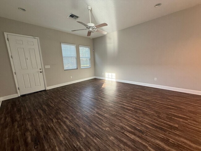 Building Photo - Downtown Central Location 2/2 Townhome with fenced yard and garage