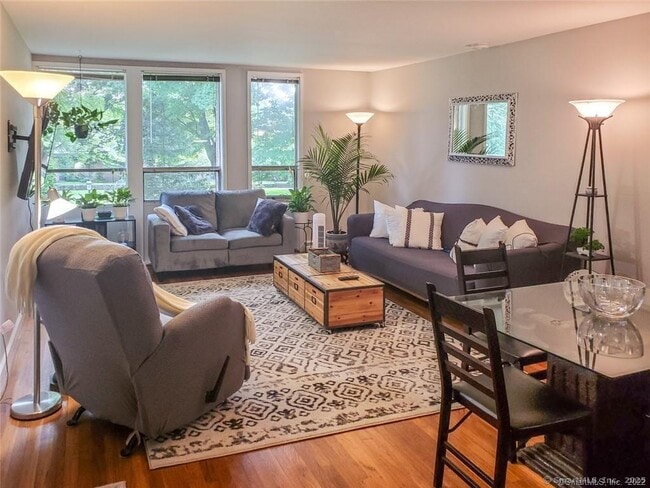 Foto del edificio - 160 Fairfield Woods Rd