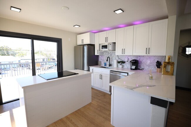 Foto del edificio - Fully Furnished Luxury Waterfront Unit w/in Walking Distance to the Shopping, Beach, Restaurants,...