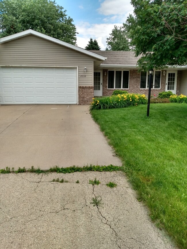 Building Photo - 2330 N Skylark Dr