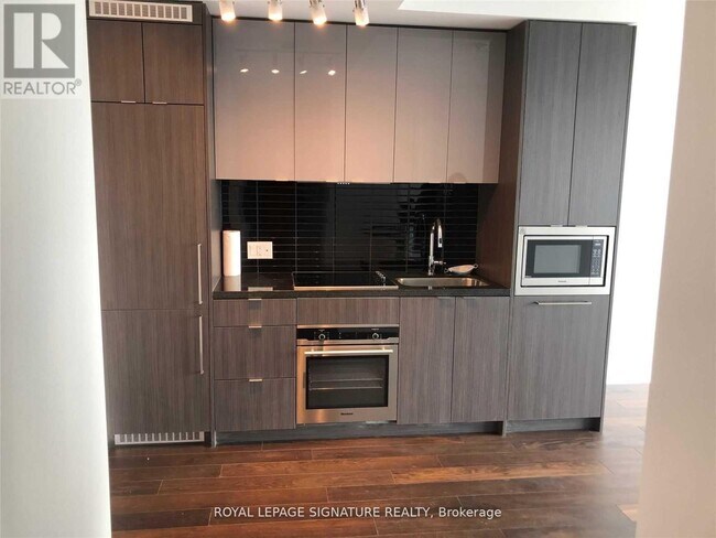 Photo du bâtiment - 115 Blue Jays Way